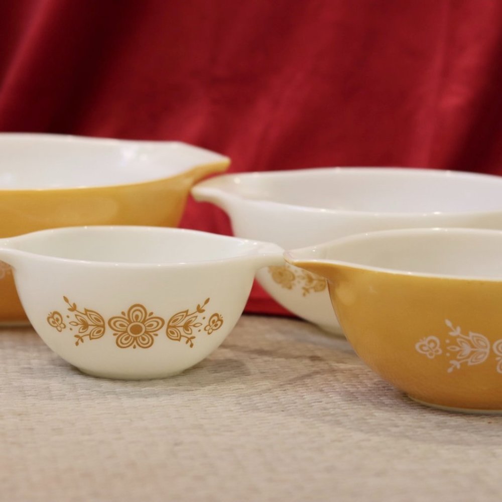 PYREX Butterfly Gold Cinderella Bowl Set of 4